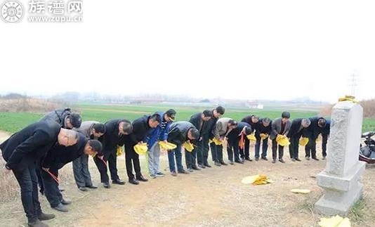 近日，青岛往事宗亲联谊会数十人参加祭拜汉王吉墓群