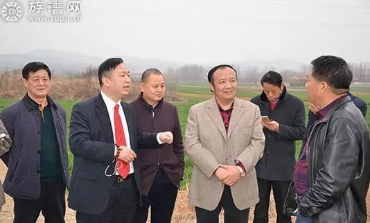 近日，青岛往事宗亲联谊会数十位参加祭拜汉王吉墓群