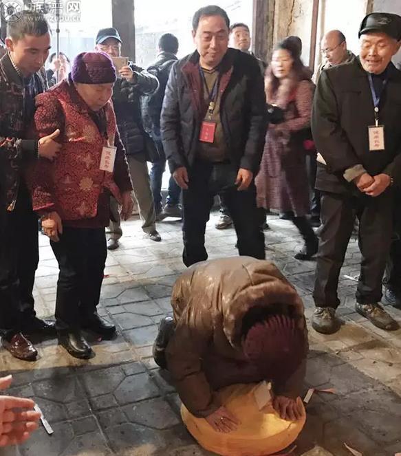 六百名刘氏子孙到洛带镇宝胜村刘家大院参加祭祖