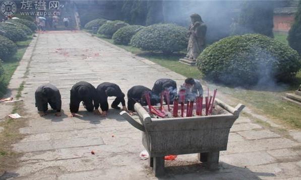 两座西楚霸王墓,一座香火不断,一座杂草丛生