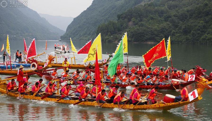 以後,在每年的五月初五,就有了龍舟競渡,吃粽子,喝雄黃酒的風俗.