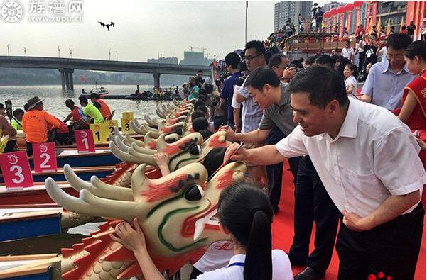 端午盛宴数万人云集沱江两岸围观"简阳龙舟公开赛"